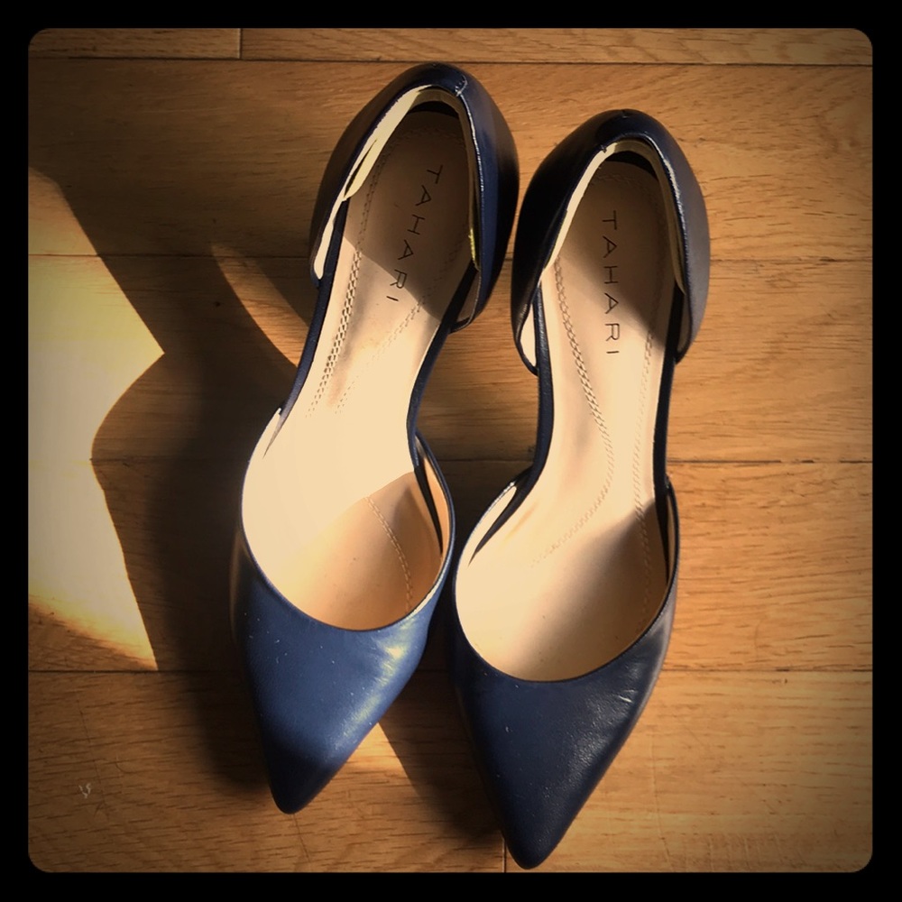 Tahari d’Orsay heels in Navy - Like new!